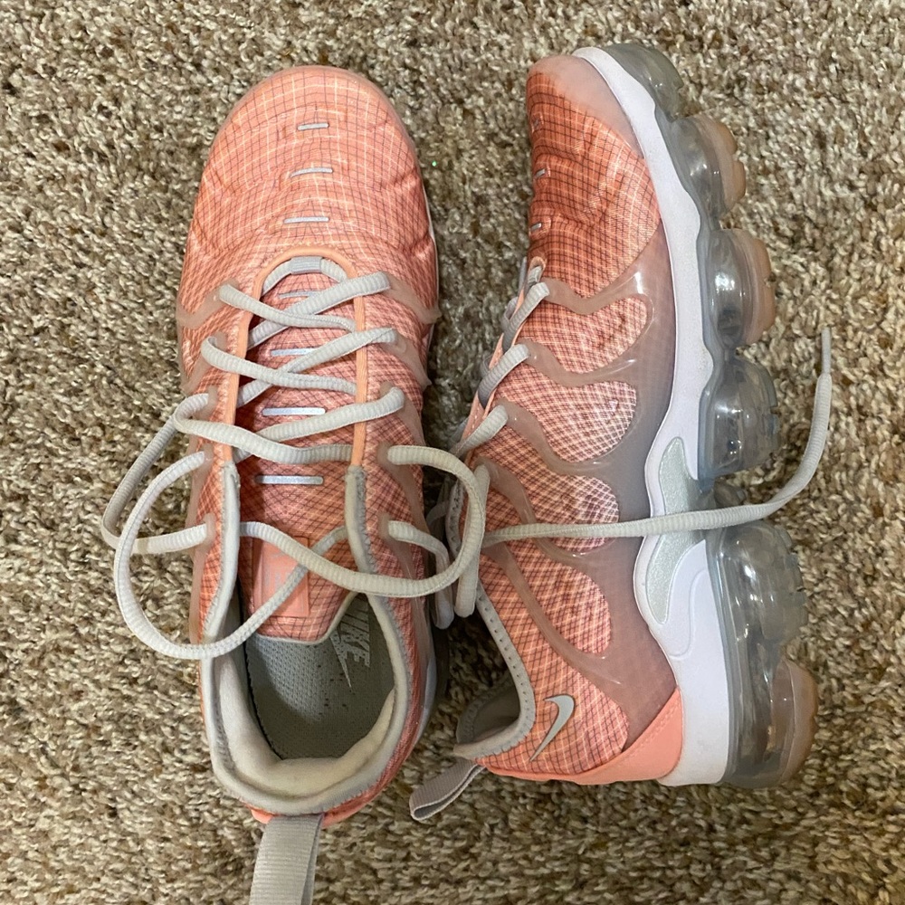 women’s pink nike vapormax plus